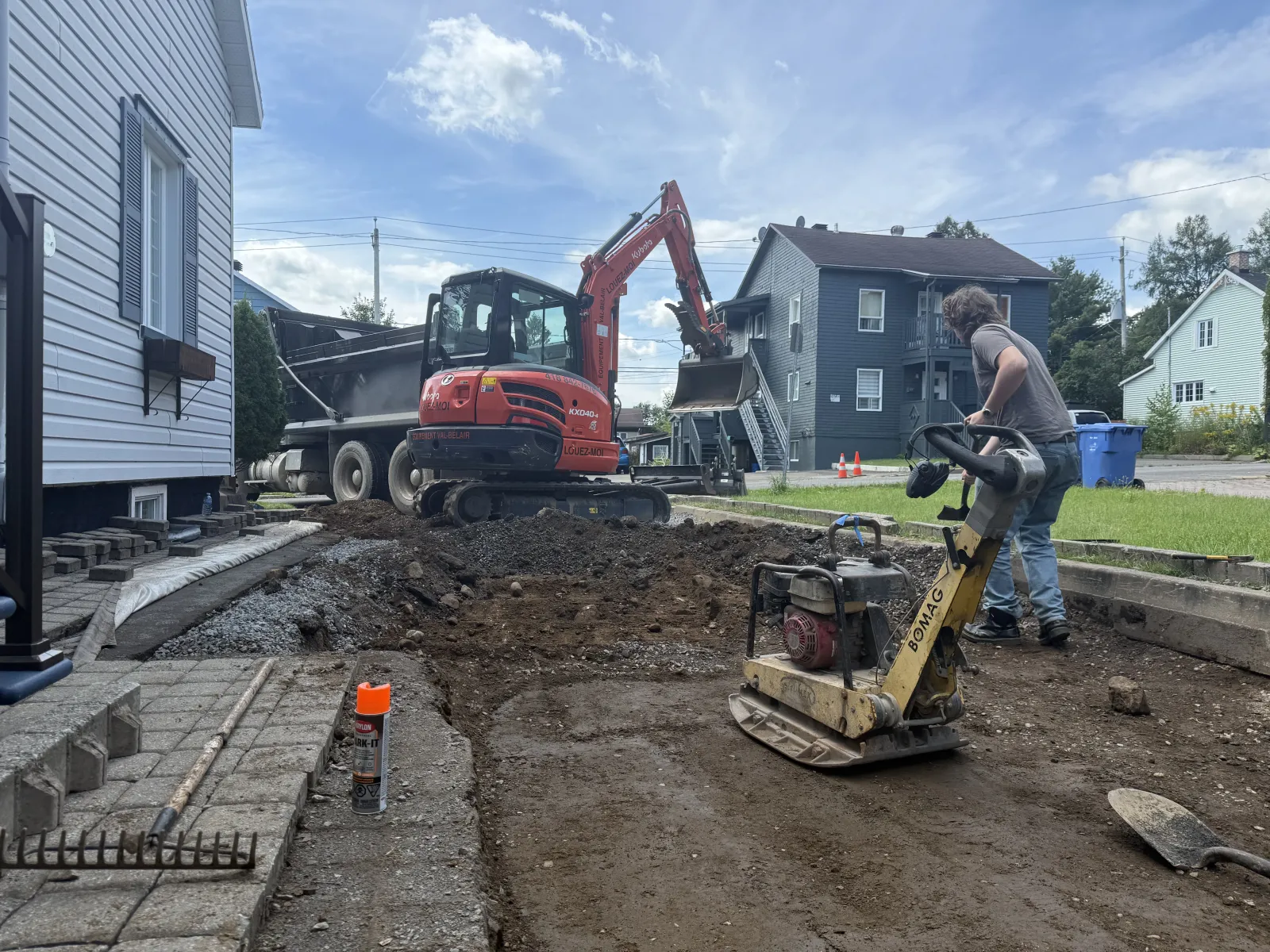 Compactage de la fondation avec excavatrice et compacteur