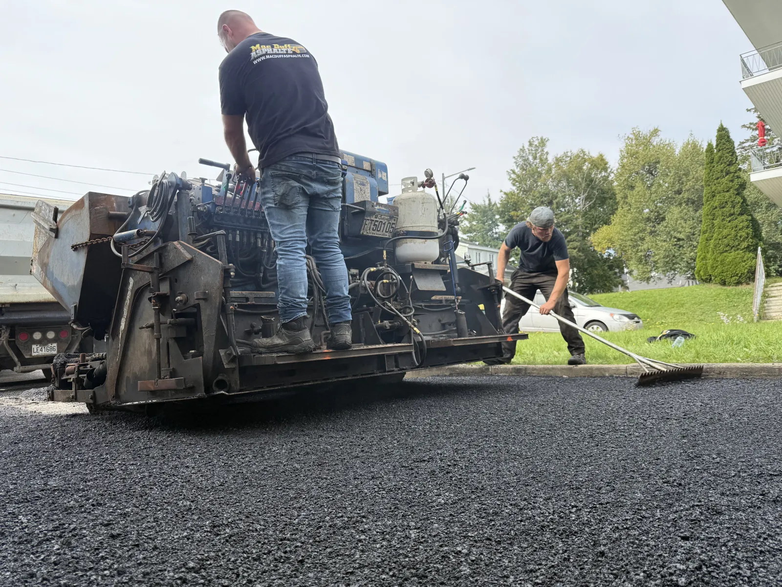 Équipe de pavage en action autour du finisseur